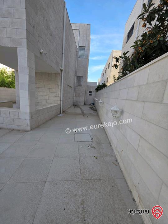 فيلا مساحة 300م على أرض 500م للايجار في عمان - أم السماق خلف مجع جبر بالقرب من نادي فتنس 