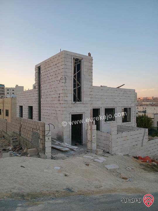 بيت عظم مساحة 220م على أرض 300م للبيع في عمان - المستندة