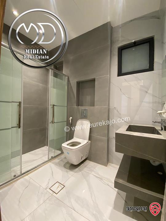 شقة شبه ارضي جديدة للبيع في عمان - جبل عمان مساحة 240م مع ترس و حديقة 200م تشطيبات ديكورات عصرية فاخرة بسعر مميز