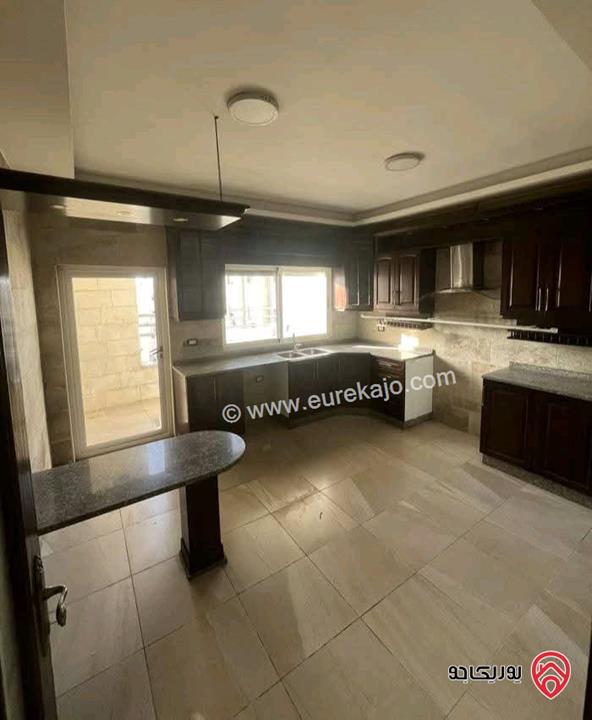 شقة مساحة 230م طابق ثالث للإيجار فارغة في عمان - خلدا