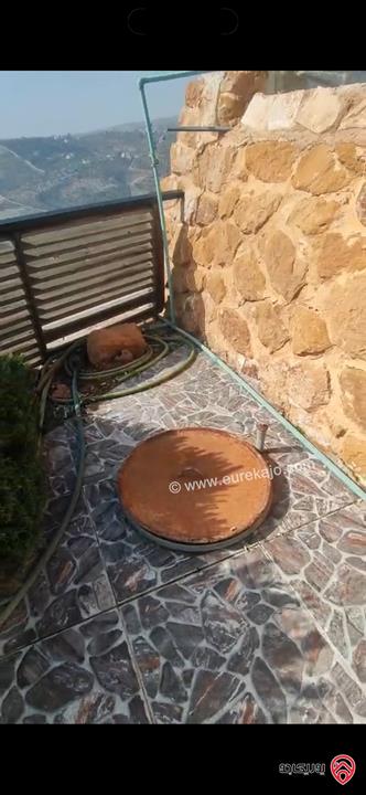 شالية فاخر مميز مساحة الأرض 1300م والبناء 180م للبيع في جرش قريب من عمان بإطلالة بانورامية وأعلى مواصفات