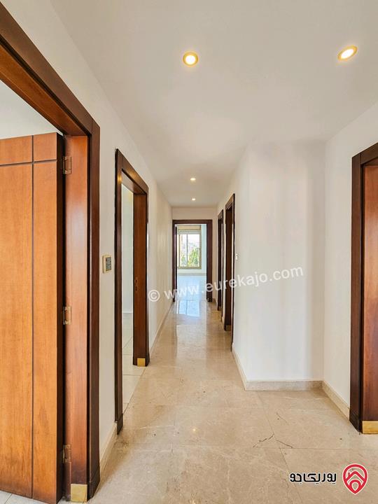 شقة سوبر ديلوكس جديدة - طابقية - مساحة 223م طابق أول للبيع في عمان - دير غبار