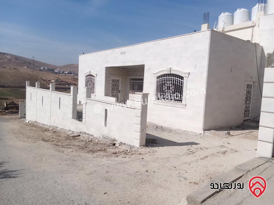 منزل مساحة 400م على أرض 518م للبيع في الزرقاء - طريق السخنه 