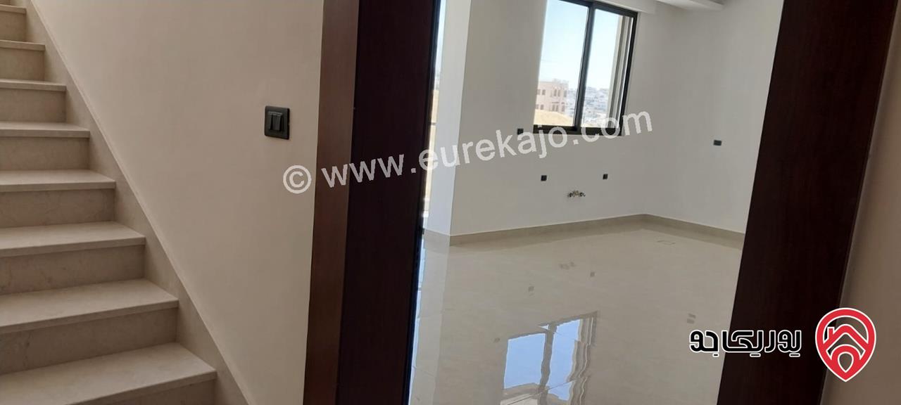 شقة للبيع في عمان - دير غبار طابق اخير مع روف مساحة البناء 180م ومساحة الترس 80م