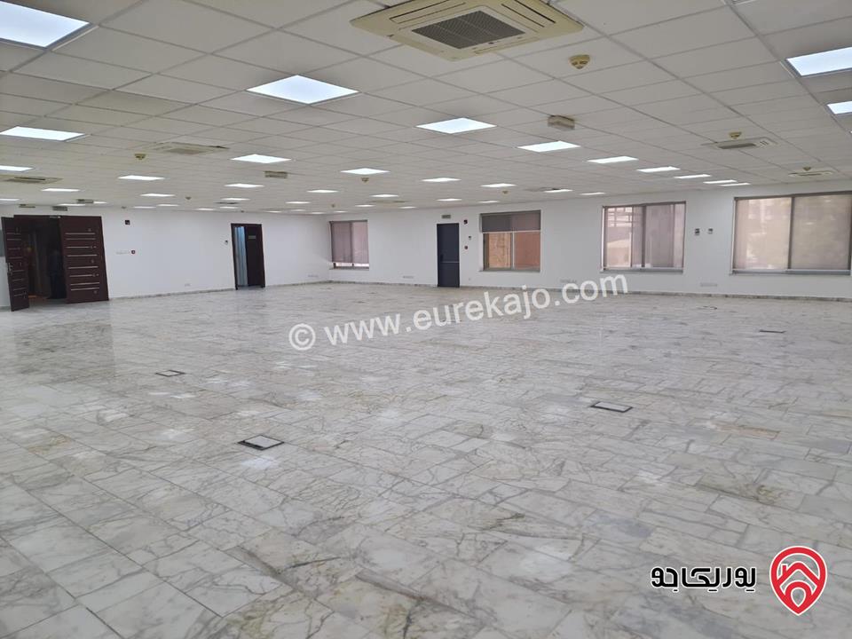 مبنى مكاتب طابقية حديثة مساحة كل طابق 420م للإيجار في موقع استراتيجي في عمان - الشميساني 