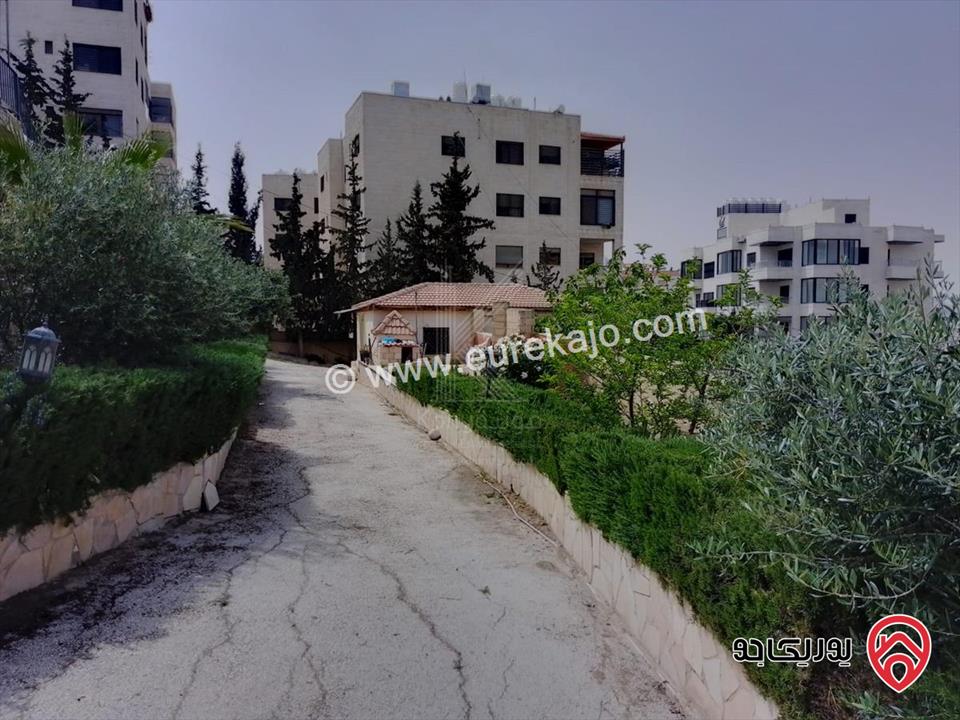 فيلا فاخرة مستقلة مساحة 1200م على ارض 3 دونم و 976م للبيع في عمان - الجبيهة