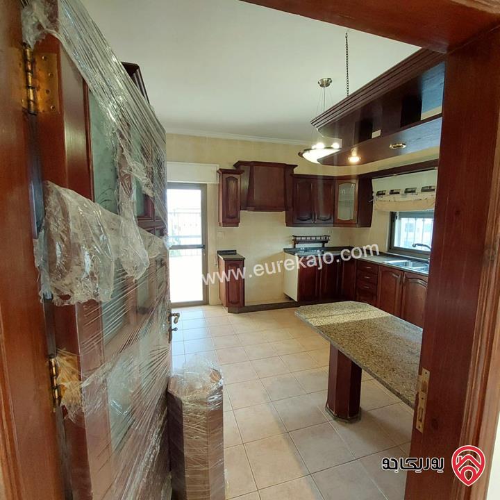 شقة طابق ثالث مع روف مساحة 200م للبيع في عمان - خلدا