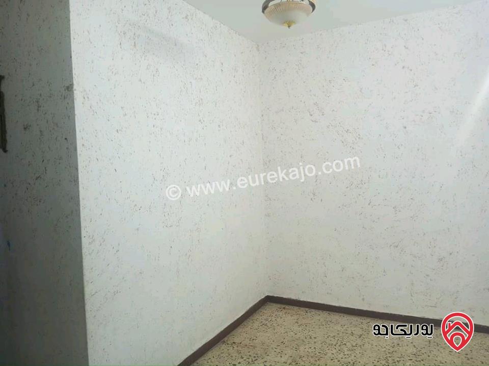شقة طابق اول مساحة 95م للبيع في الزرقاء - حي الامير محمد نظام شعبي العمر 25 سنة