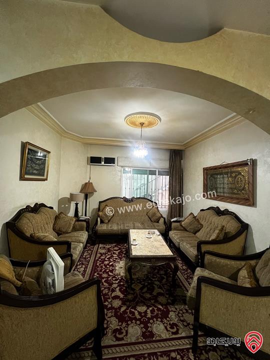 شقة شبه ارضية واسعة مساحة 194م داخلي و 150م خارجي للبيع في عمان - أم أذينة 