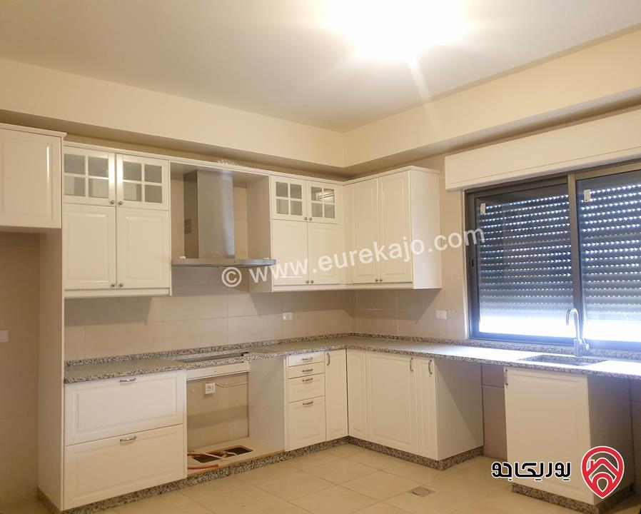 شقه فخمة طابق أول مساحة 250م للإيجار في عمان - أم أذينة