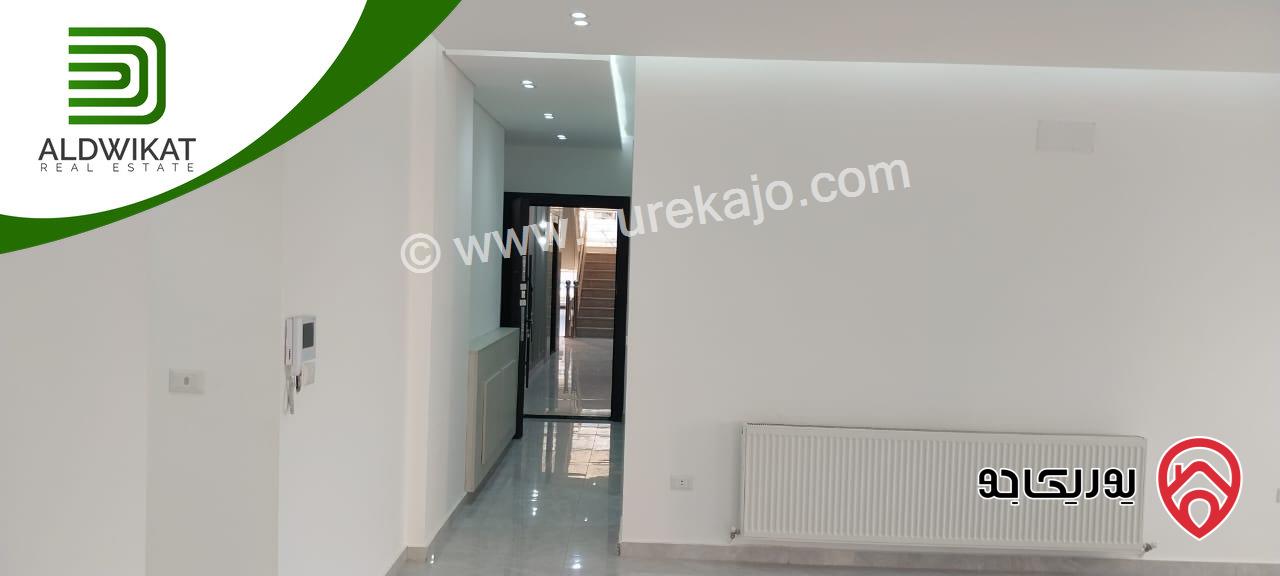 شقة طابق ثاني للبيع في عمان - البنيات / طريق المطار مساحة 180م والترس 30م بالقرب من جامعة البتراء جديدة لم تسكن