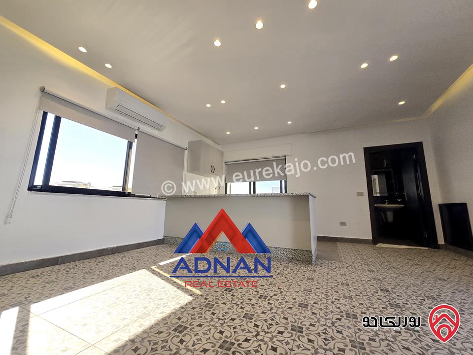 رووف فخم جديد مساحة 80م مع ترس واسع 150م للإيجار في عمان - أم أذينة