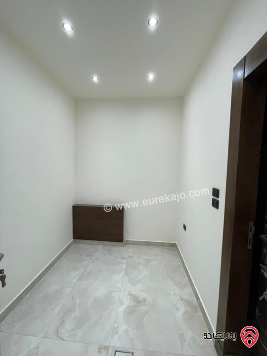 شقة تشطيب سوبر ديلوكس طابق أرضي مساحة 205م داخلي و 65م خارجي مع كراج ومدخل خاص للبيع في عمان - البنيات