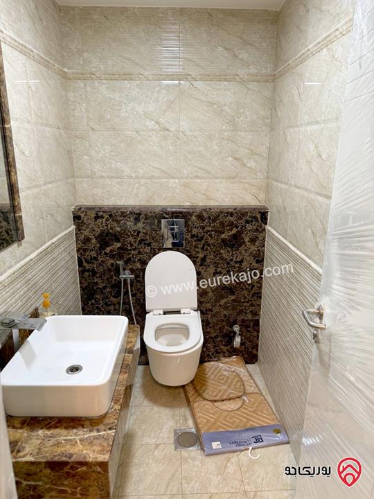 شقة ارضية مفروشة مساحة 180م داخلي و 50م خارجي تراس ومدخل خاص للإيجار في عمان - الرابية 