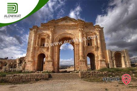 ارض مميزة جدا للبيع في جرش / عنيبة مساحة الارض 500م موقع اطلالة مقابل المدينة السياحية