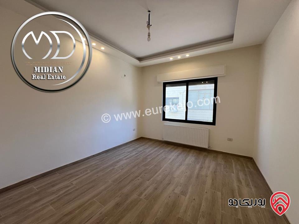شقة ارضية للبيع في عمان - ضاحية النخيل مساحة 240م 4 نوم مع ترس 70م تشطيبات و ديكورات فاخرة جديدة لم تسكن