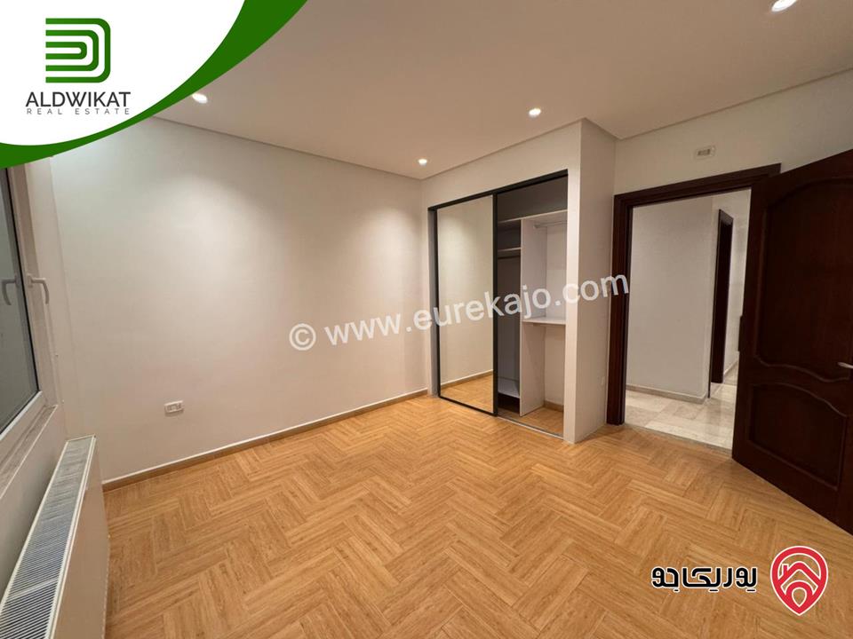 شقة فاخره ارضية للايجار في عمان - دير غبار مساحة البناء 280م ومساحة الحديقة 100م والترس 150م موقع مميز تصلح للسفارات والهيئات الدبلوماسية