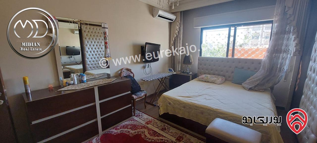 شقة ارضية مفروشة للايجار في عمان - الجاردنز مساحة 180م مع ترس و حديقة 200م تشطيبات و فرش سوبر ديلوكس