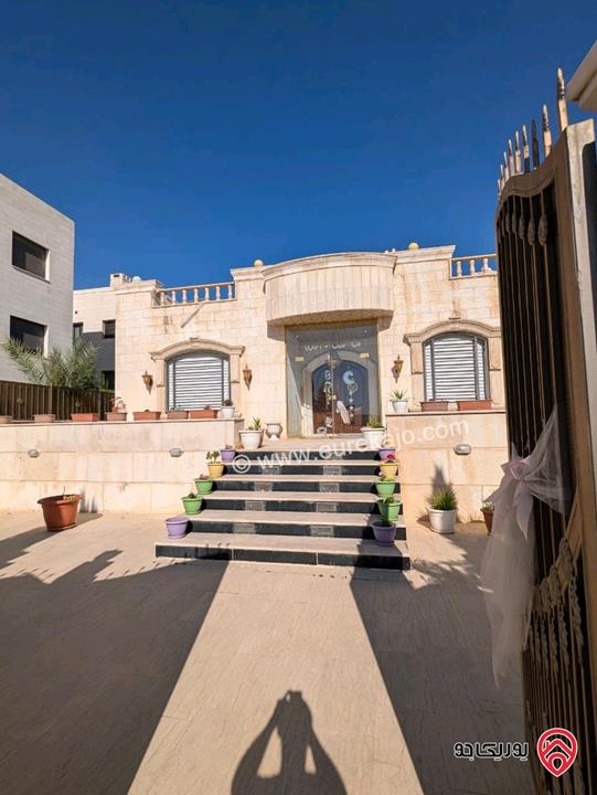 فيلا مساحة 700م على أرض 815م للبيع في عمان - ناعور