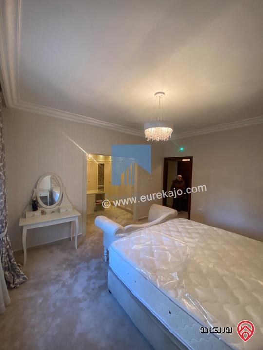 شقة شبه أرضية 200م مع ترسات 80م تشطيب سوبر ديلوكس للبيع في عمان - خلدا