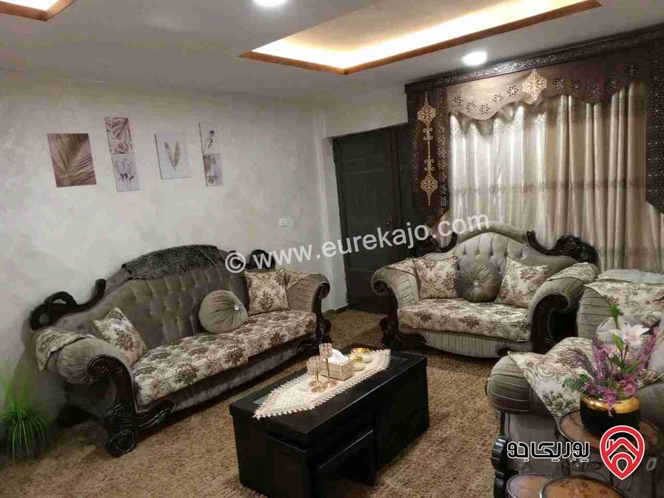 شقة طابقية شبه تسوية مساحة 143م مع ساحة 60م للبيع في الزرقاء - جبل طارق 