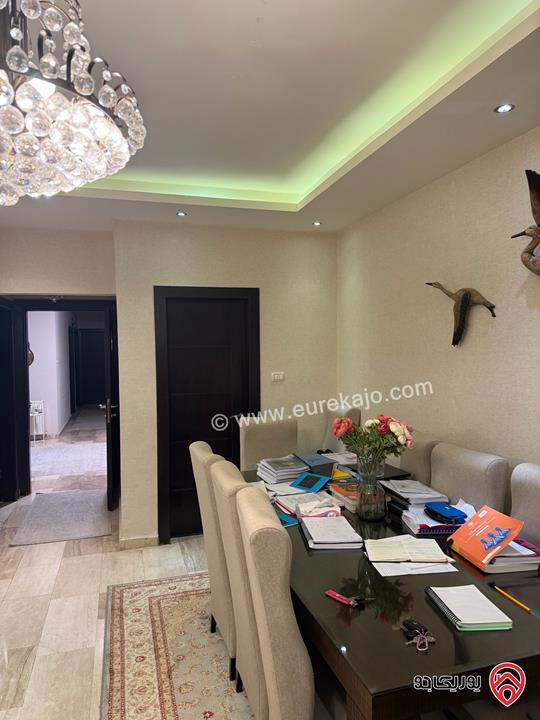 شقة مساحة 146م طابق -1 من المدخل الامامي وطابق ثاني من الشارع الخلفي للبيع في عمان - دابوق، منطقة سكن خاص طابقين ورووف