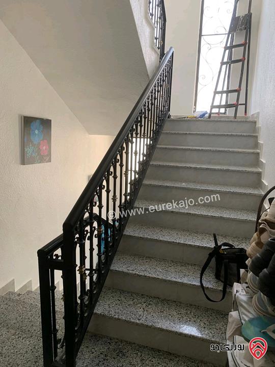 منزل مكون من 3 طوابق على أرض 462م للبيع في عمان - خريبة السوق