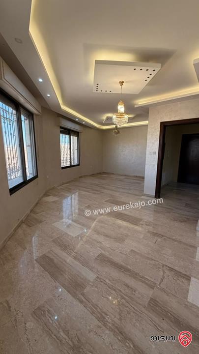 شقة طابقية مساحة 235م طابق ثالث للبيع في عمان - الجبيهة حي المنصور