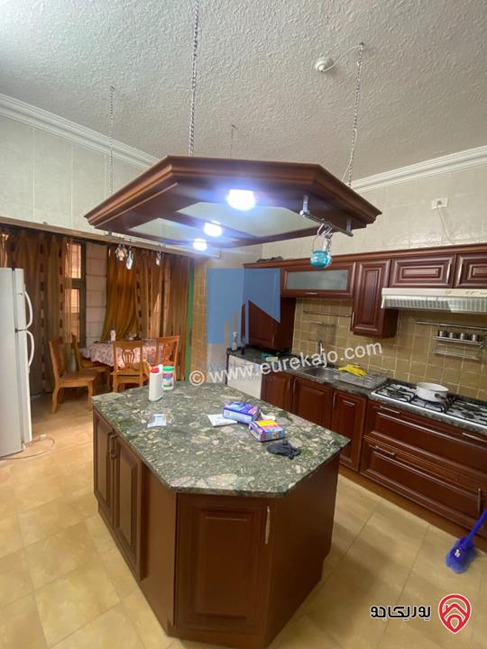 شقة أرضية مساحة 150م مع حديقة وترسات 150م للبيع في عمان - الجندويل