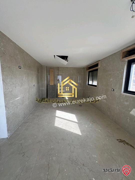 شقة مساحة 285م طابق ثالث مع روف جديد لم يسكن للايجار في عمان - الجبيهة