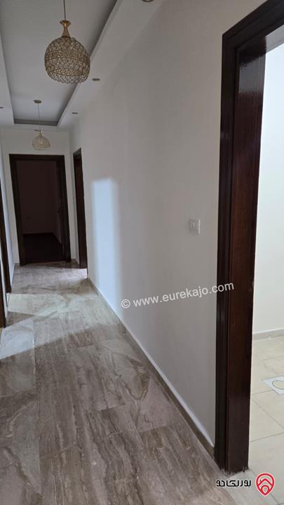 شقة شبه ارضية مساحة 200م داخلي و 100م خارجي للايجار في عمان - خلدا 