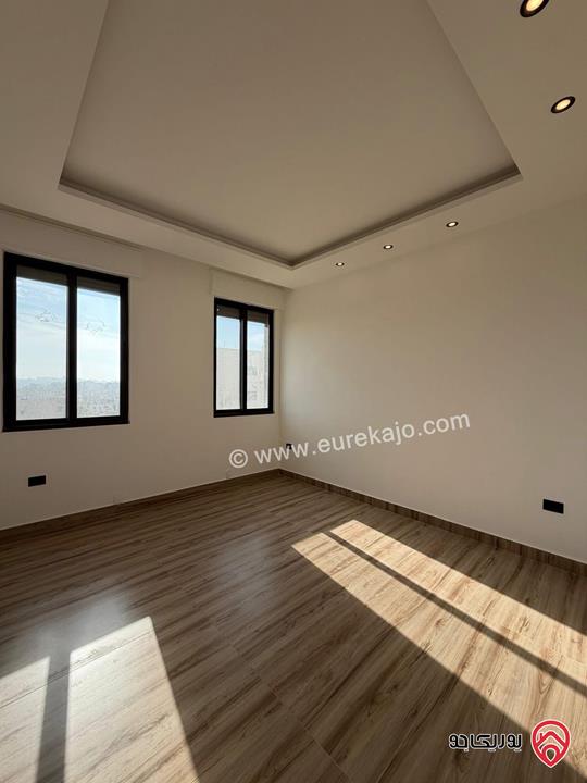 شقة سوبر ديلوكس شبه ارضي دوبلكس مساحة 228م مع ترس 40م للبيع في عمان - مرج الحمام 