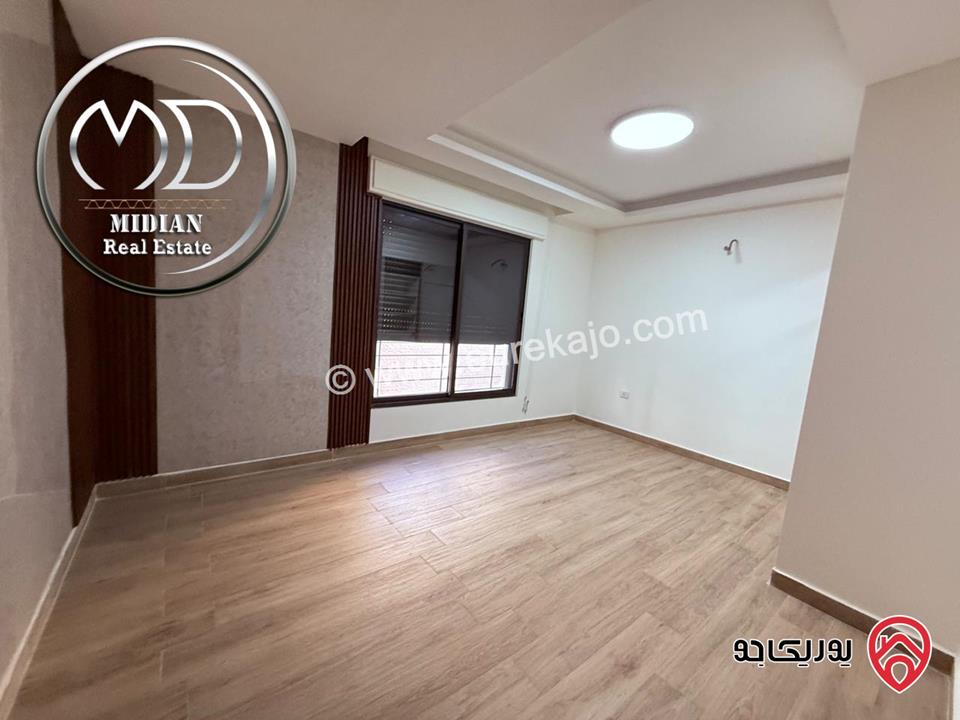 شقة ارضية للبيع في عمان - دير غبار مساحة 200م مع ترس 40م تشطيبات و ديكورات سوبر ديلوكس جديدة لم تسكن