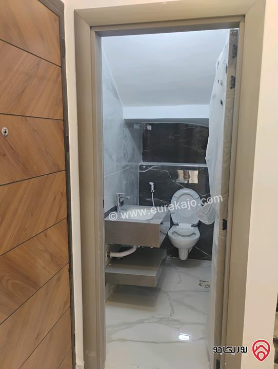 شقة طابق ثالث مع روف مساحة 190م مع ترس 110م للبيع بالأقساط في الزرقاء الجديدة