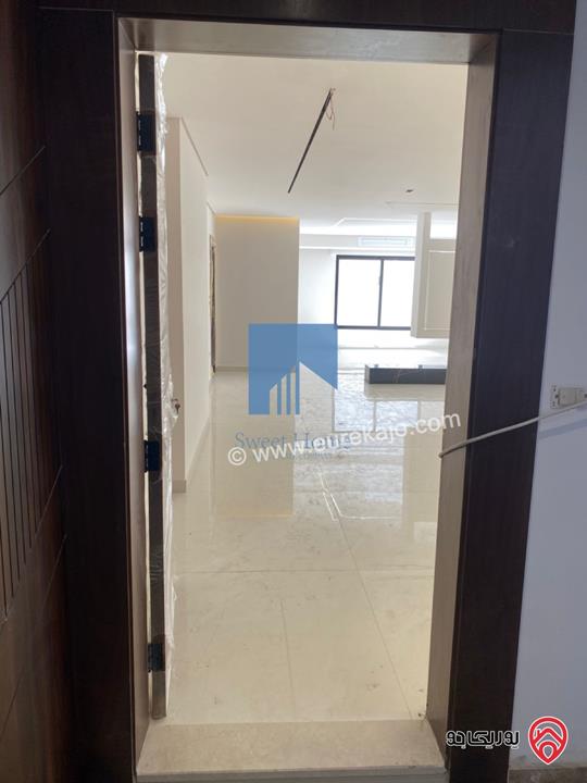 شقة فاخرة للبيع في عمان - أم أذينة قرب أبراج السادس 200م مع حديقة وترسات 250م لم تسكن