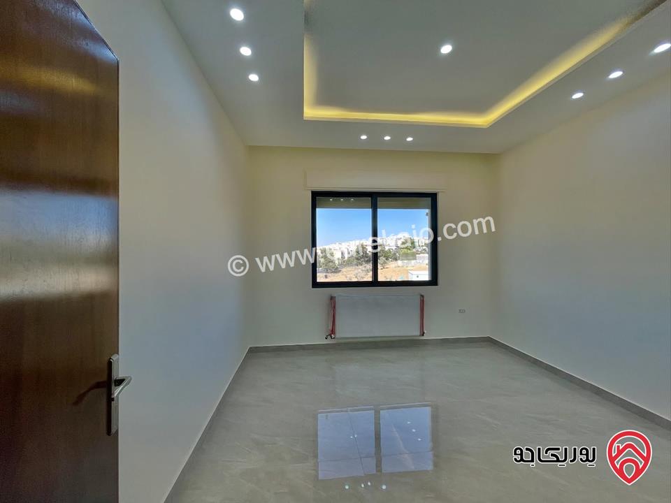 شقة جديدة فاخرة ارضية مساحة 194م + ترس 32م للبيع في عمان - طريق المطار 