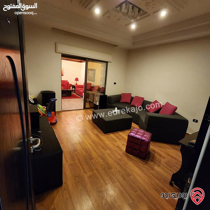 شقة مفروشة أرضية مساحة 241م داخلي و 28م خارجي للايجار في عمان - خلدا