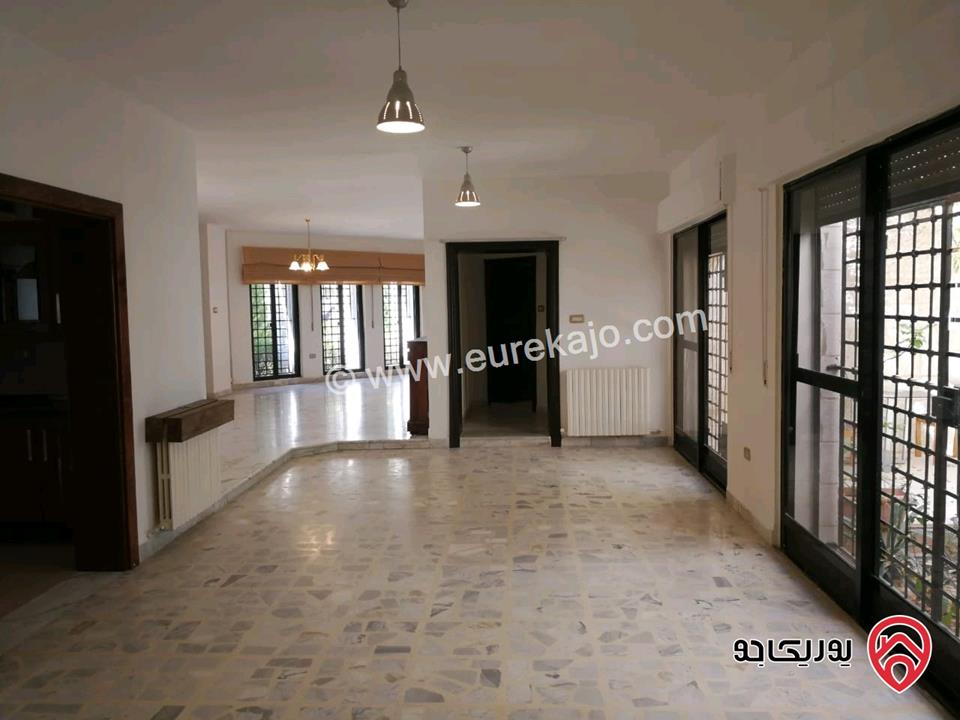 فيلا منفصلة مساحة 355م على أرض 762م للبيع في عمان - دير غبار