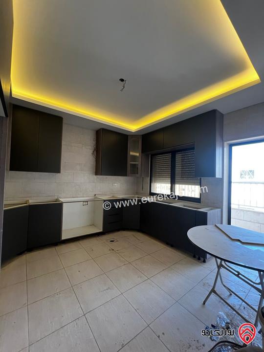 شقة سوبر ديلوكس مجددة مساحة 184م طابق ثالث للبيع في عمان - خلدا