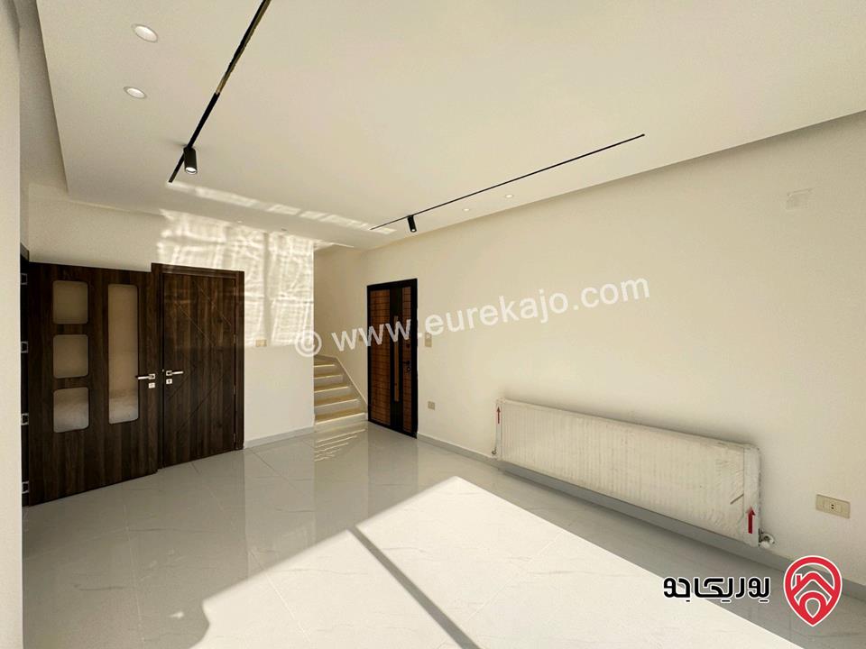 شقة طابق ثالث دوبلكس مساحة 190م للبيع في عمان - مرج الحمام طريق المطار بالقرب من كازية المناصير الظهير ومدارس العقيق من المالك مباشرة