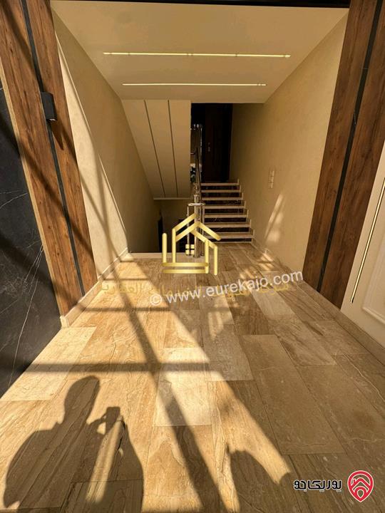 شقة جديدة لم تسكن مساحة 215م داخلي و 110م خارجي للايجار في عمان - البنيات
