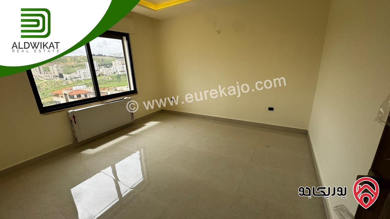 شقة للبيع في عمان - الجبيهة طابق اول مساحة البناء 175م والترس 10م موقع مميز واطلالة