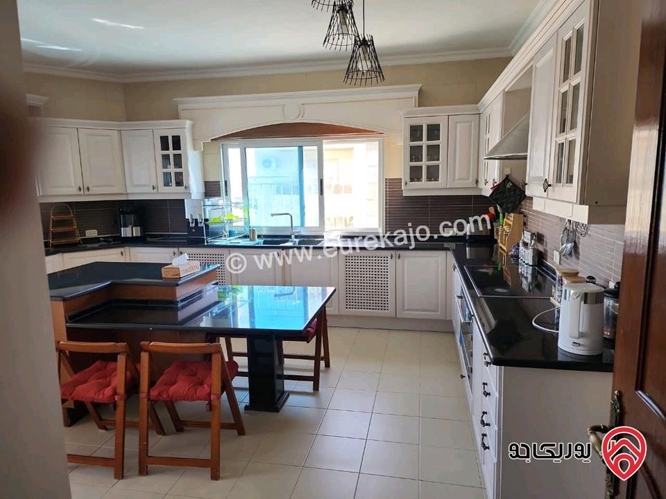 شقة طابقية مع روف المساحة الكلية 490م للبيع في عمان - خلدا مطلة على دابوق