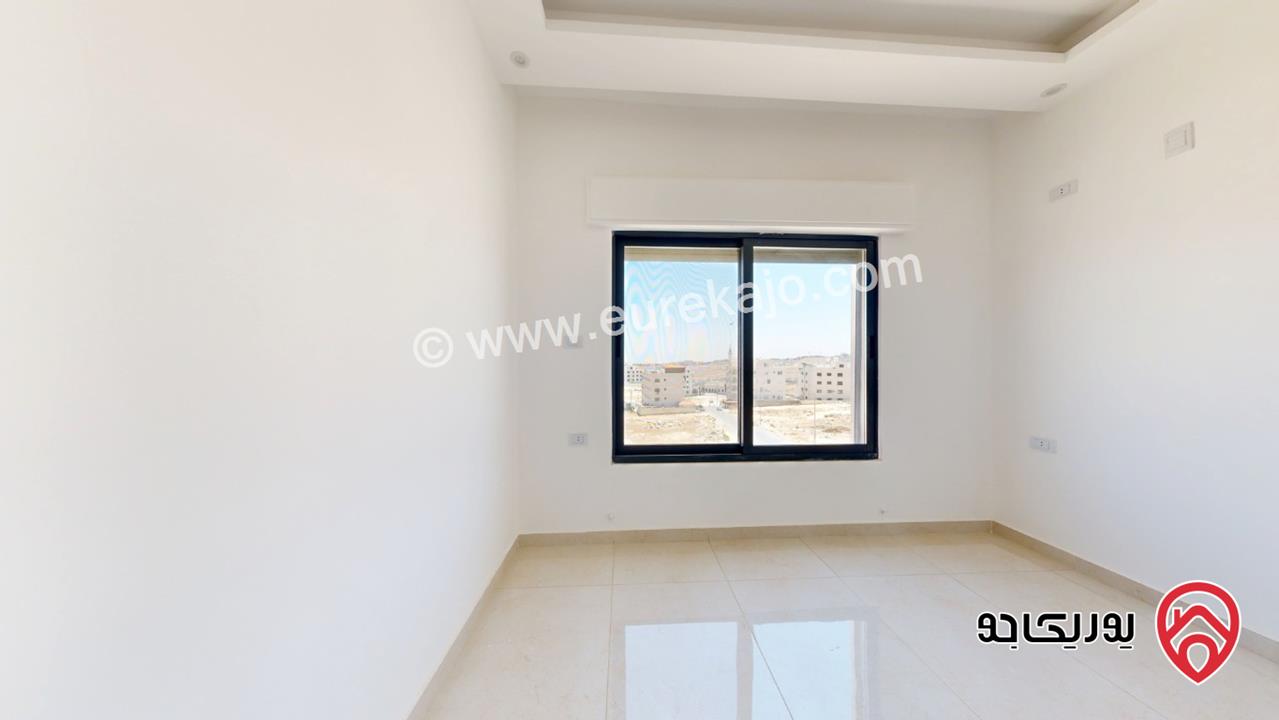 شقة طابق ثالث مع روف مساحة 160م و مطبخ راكب للبيع في عمان - الجبيهة حي المنصور 