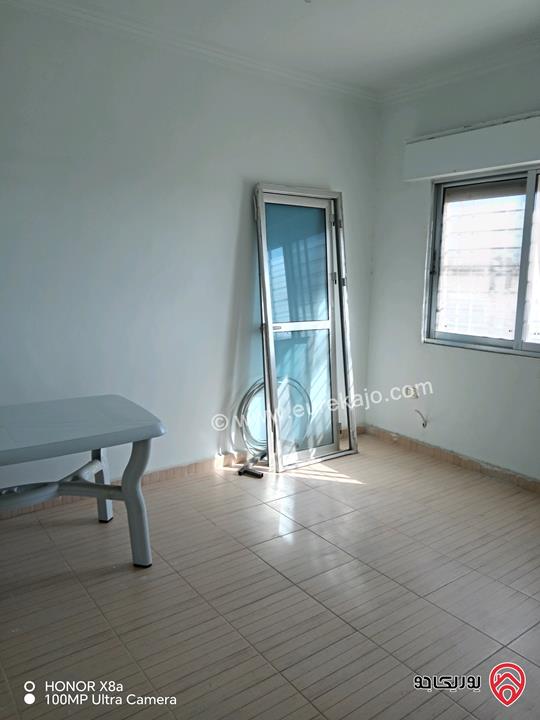 شقة مساحة 122م طابق أول بناء 2014 للبيع في عمان - الجاردنز وقريبة على شارع الجامعة 