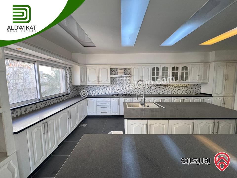 شقة طابق ثاني طابقية للبيع في عمان - دير غبار مساحة 265م ومساحة الترس 10م موقع اطلالة