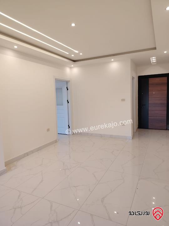 شقة جديدة ارضي مساحة 120م +70م ترس في عمان - المقابلين ش. الحرية