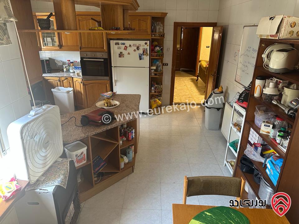 شقة واسعة مريحة مساحة 211م على شارعين تصميم كلاسيك للبيع في عمان - أم أذينة