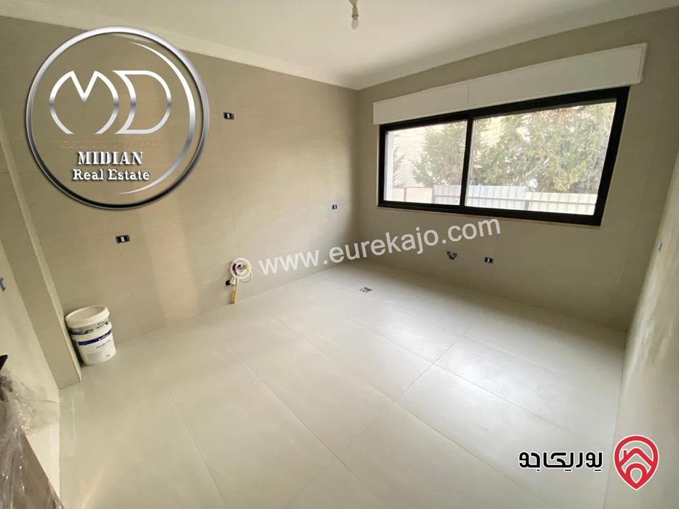 شقة ارضية جديدة مساحة 225م مع ترس و حديقة 250م تشطيبات و ديكورات فاخرة جداً للبيع في عمان - خلدا مقابل دابوق