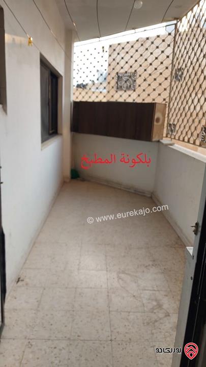 شقة مساحة 150م طابق ثاني للبيع في الزرقاء -  بشارع 26 بالقرب من العقرباوي مول على الشارع الرئيسي 